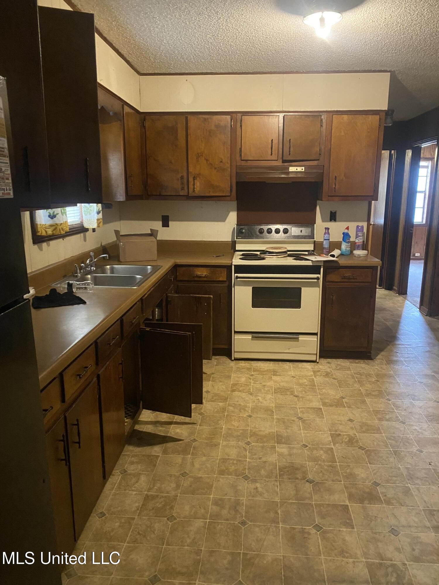 1933 Hammond Hill Road Senatobia, MS 38668 - Photo 5 of 6 Kitchen