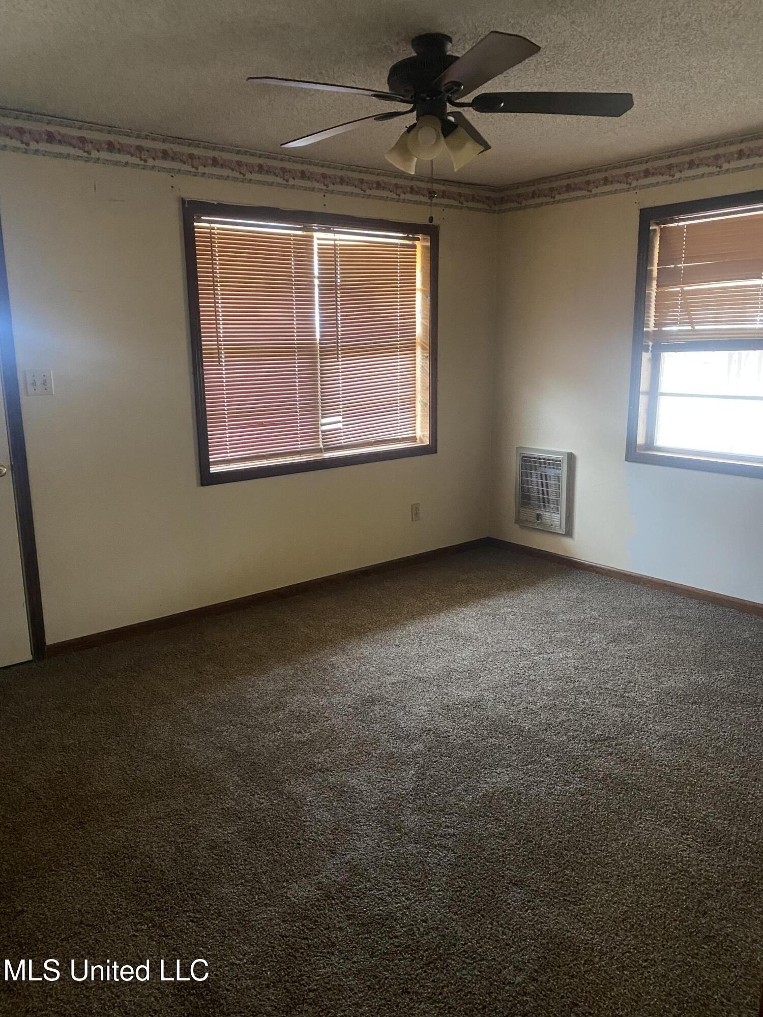 1933 Hammond Hill Road Senatobia, MS 38668 - Photo 6 of 6 Living room