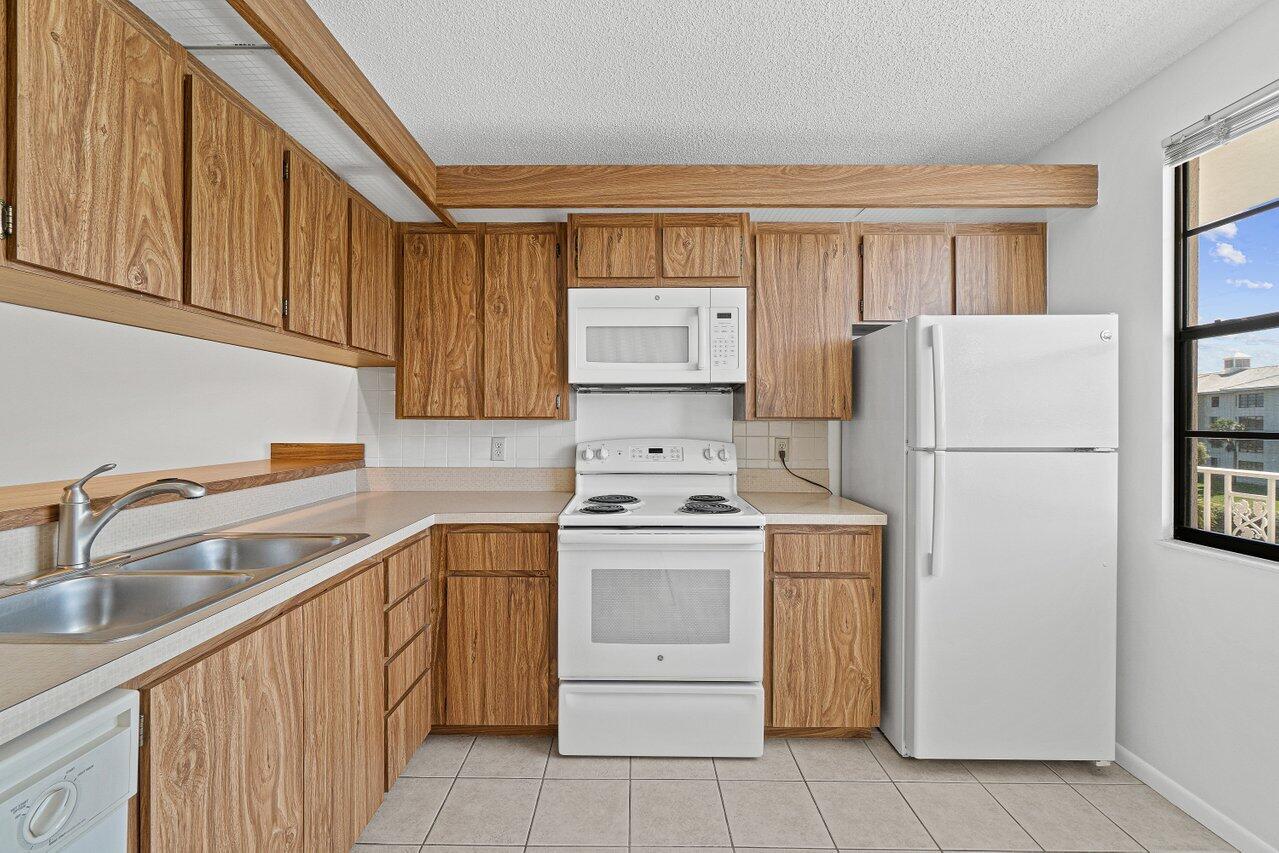 6121 Balboa Circle, Unit 303 Boca Raton, FL 33433 - Photo 2 of 25 013-6121BalboaCircle-BocaRaton-FL-33433-