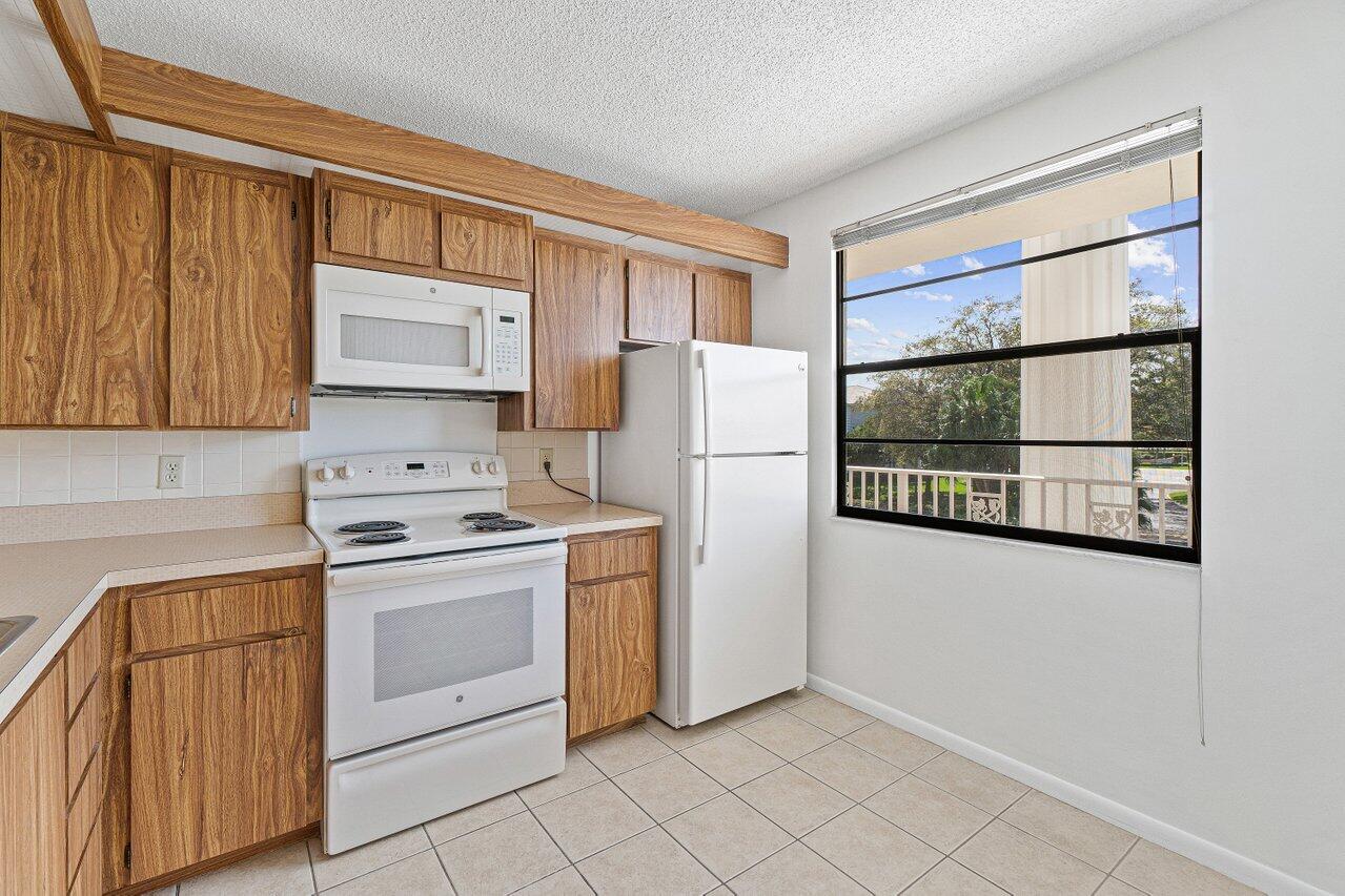 6121 Balboa Circle, Unit 303 Boca Raton, FL 33433 - Photo 3 of 25 015-6121BalboaCircle-BocaRaton-FL-33433-