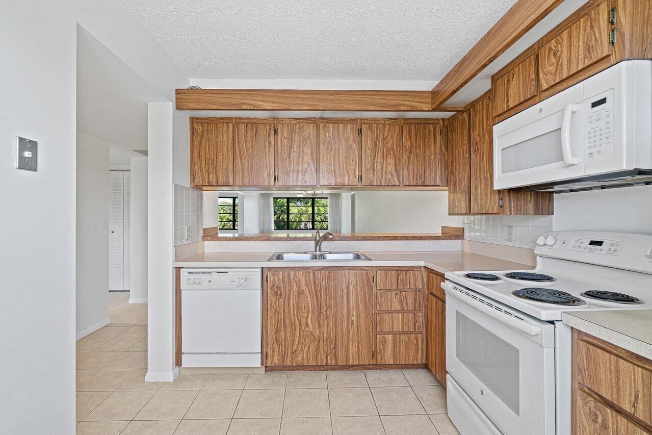 6121 Balboa Circle, Unit 303 Boca Raton, FL 33433 - Photo 4 of 25 016-6121BalboaCircle-BocaRaton-FL-33433-