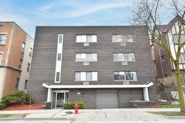 $129,900 | 4434 North Oakland Avenue, Unit 202, Shorewood, WI 53211