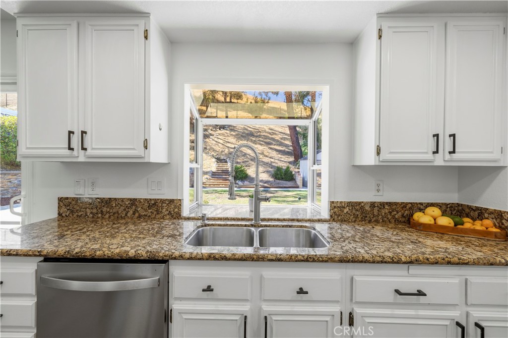 28235 Royal Road Castaic, CA 91384 - Photo 8 of 37