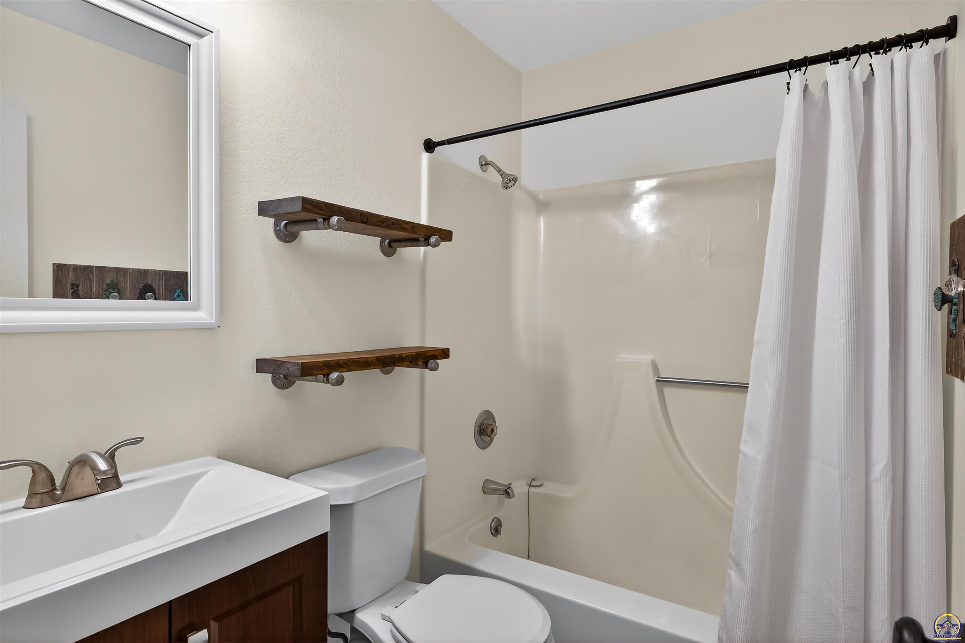 1002 Southwest Ashworth Road Topeka, KS 66604 - Photo 11 of 20