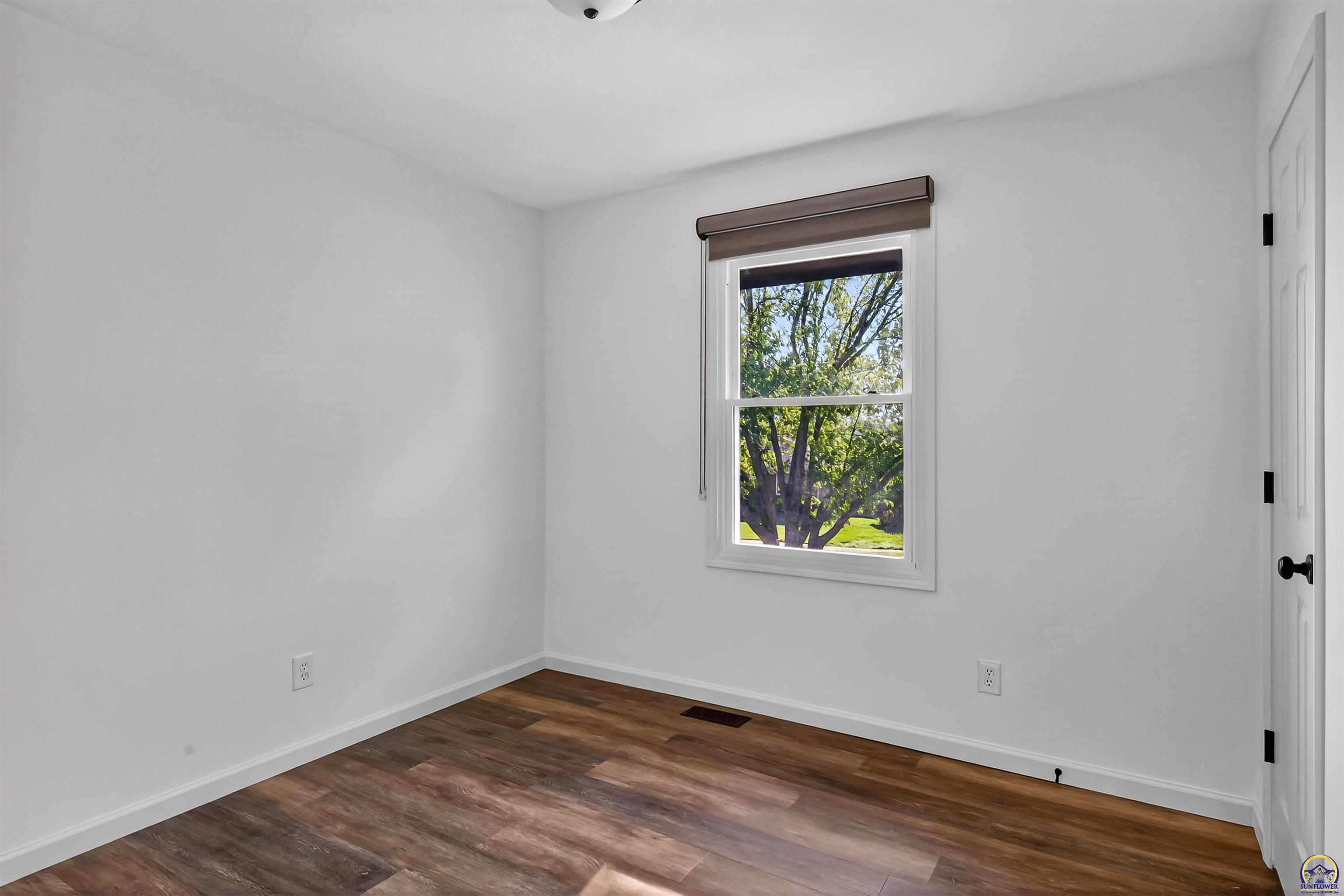 1002 Southwest Ashworth Road Topeka, KS 66604 - Photo 12 of 20