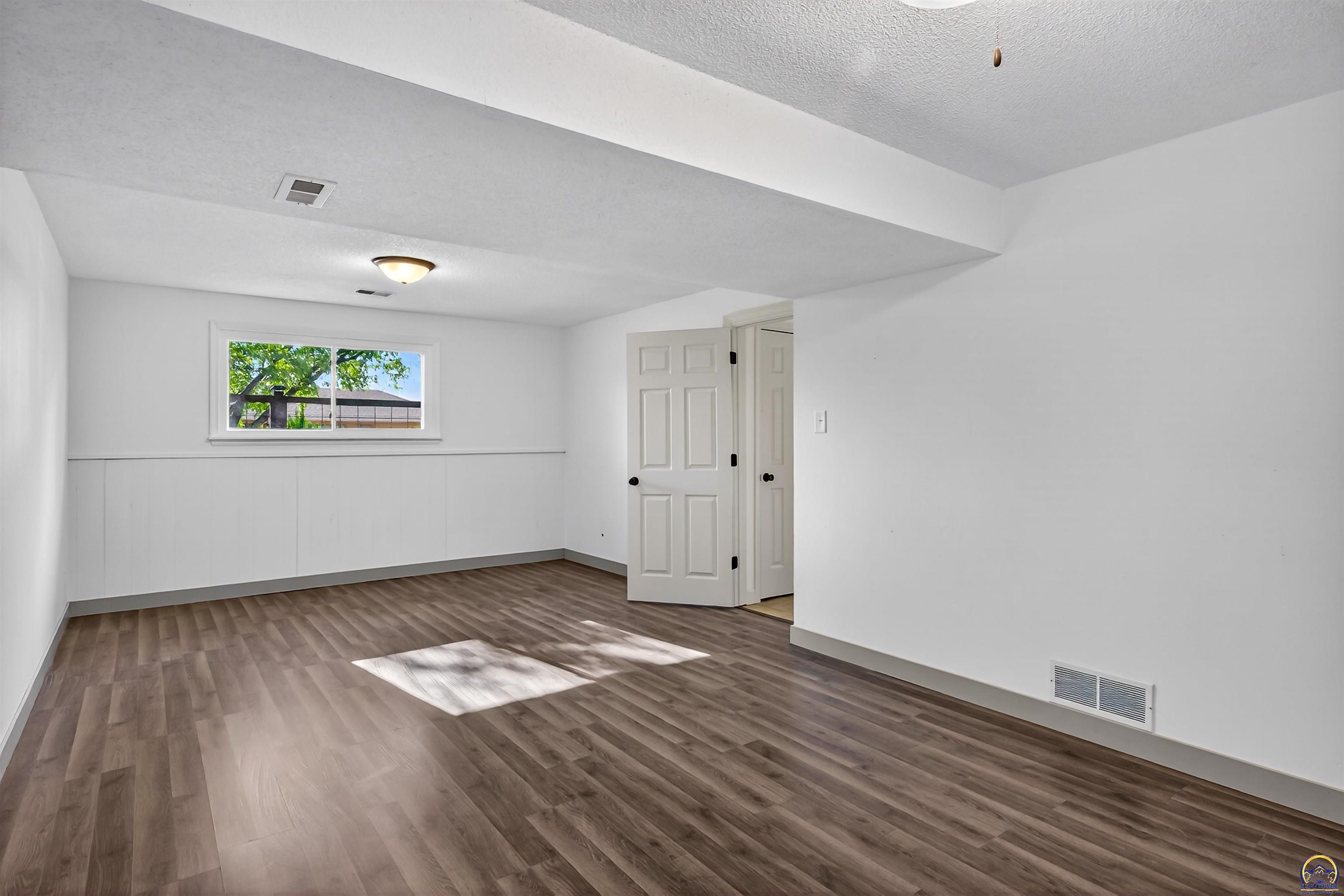 1002 Southwest Ashworth Road Topeka, KS 66604 - Photo 13 of 20