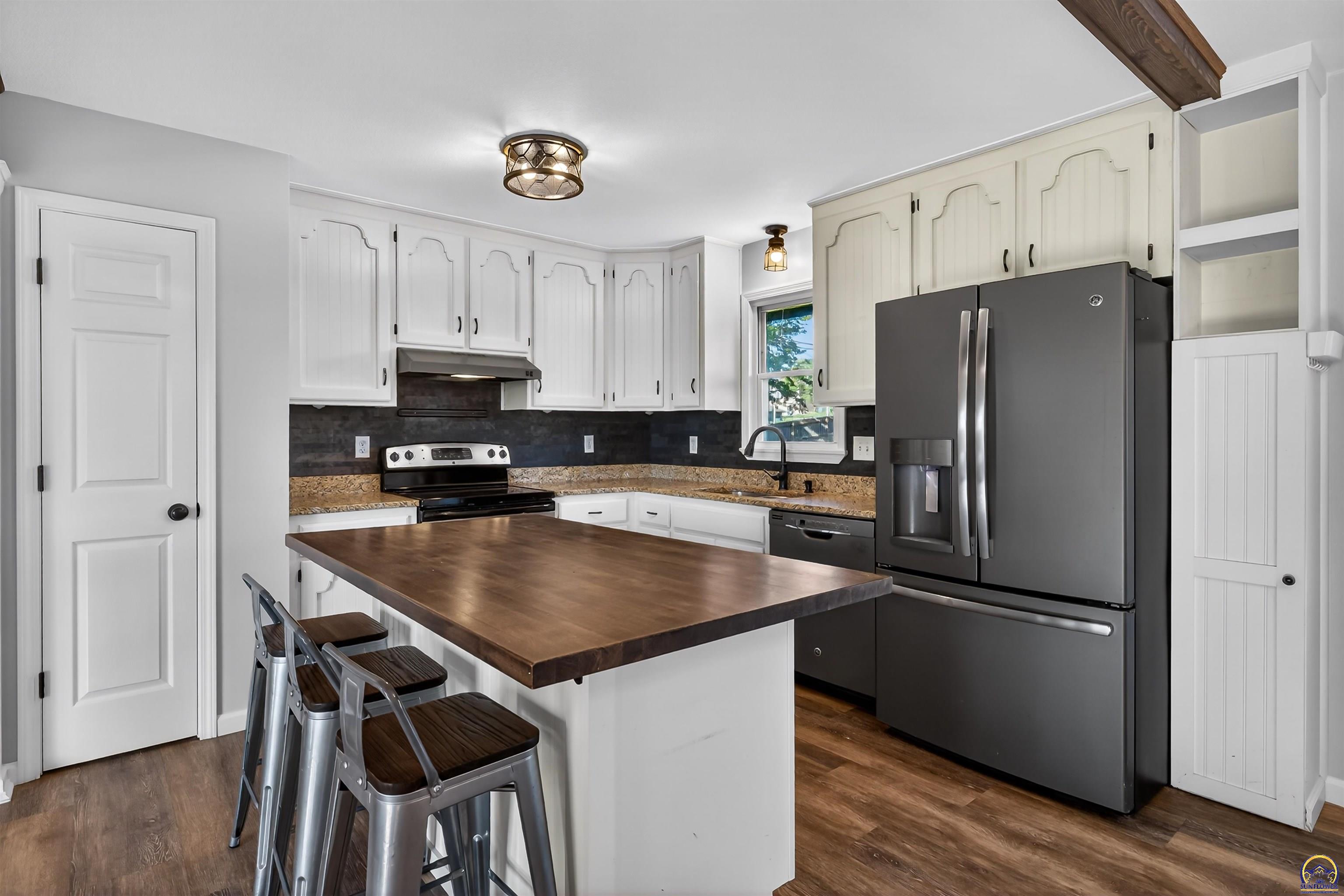 1002 Southwest Ashworth Road Topeka, KS 66604 - Photo 3 of 20