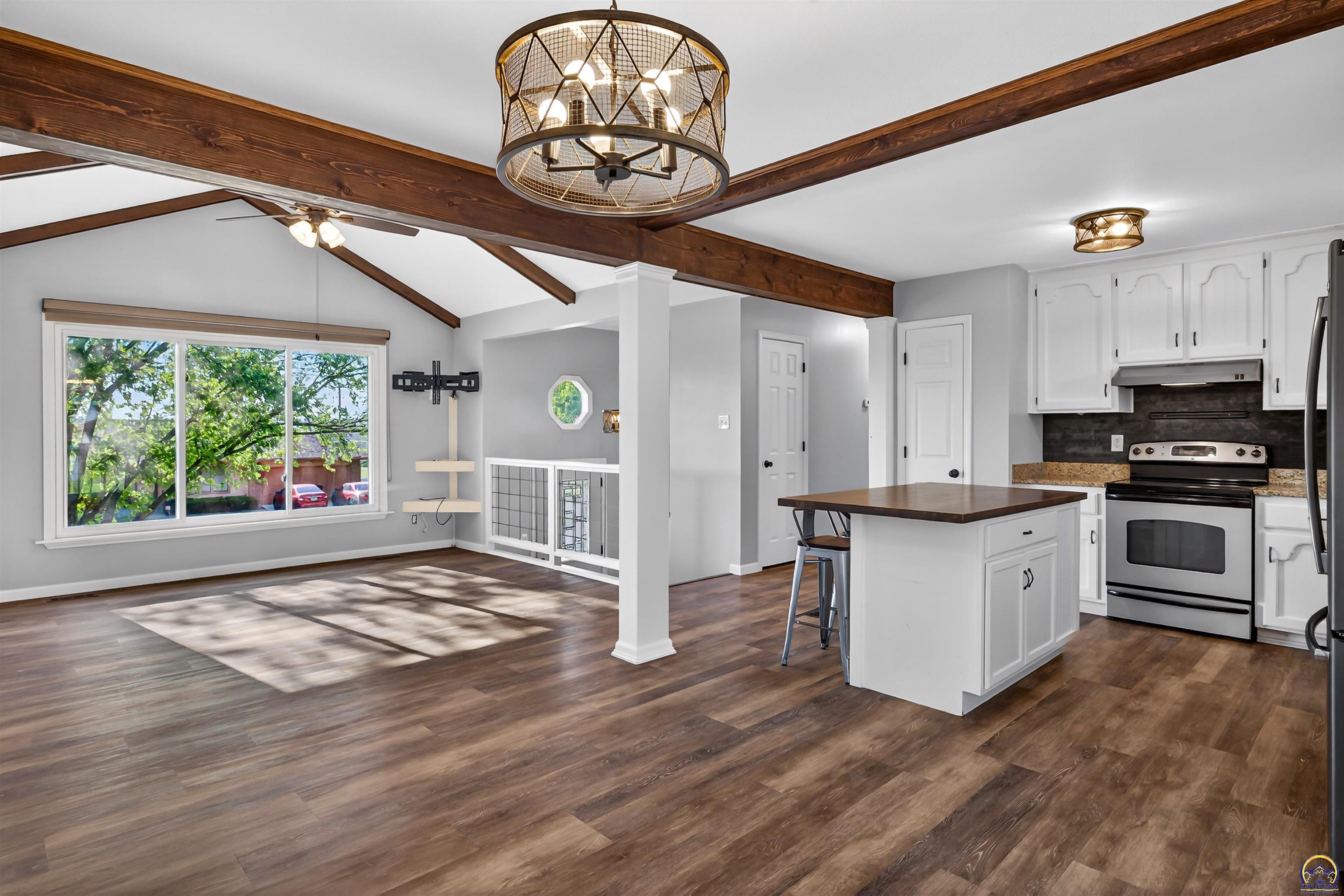 1002 Southwest Ashworth Road Topeka, KS 66604 - Photo 4 of 20