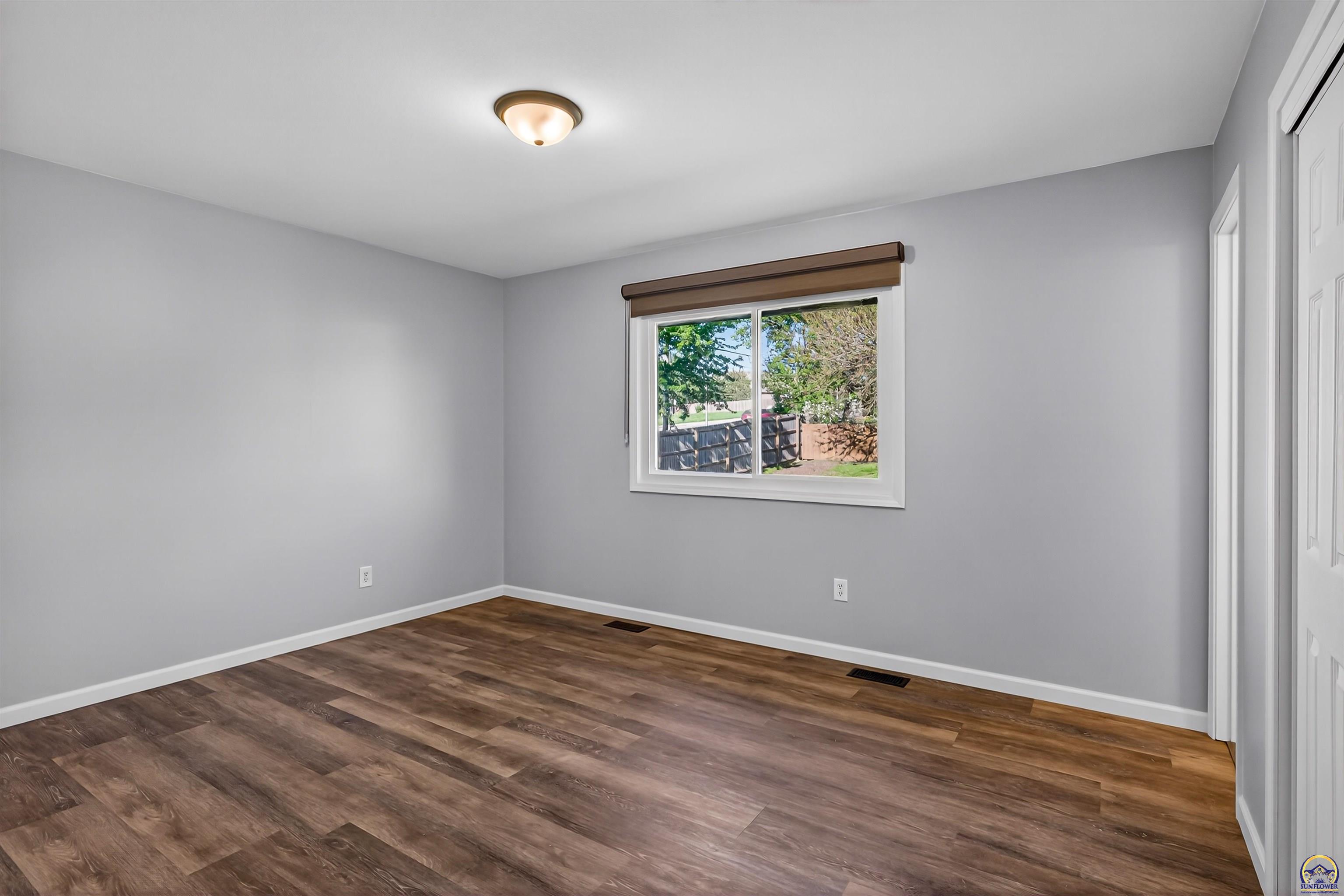 1002 Southwest Ashworth Road Topeka, KS 66604 - Photo 7 of 20