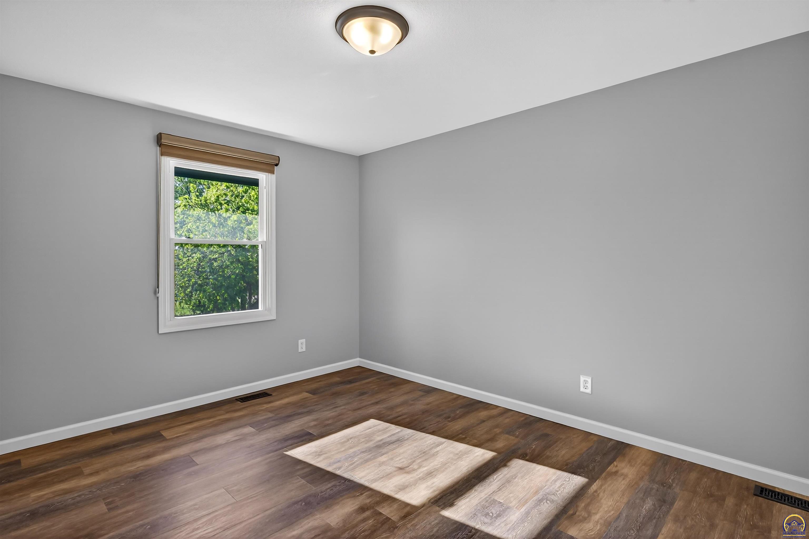 1002 Southwest Ashworth Road Topeka, KS 66604 - Photo 10 of 20