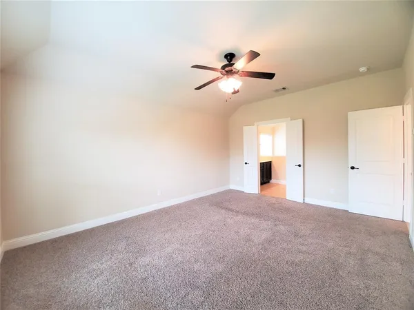 a view of empty room with a ceiling fan