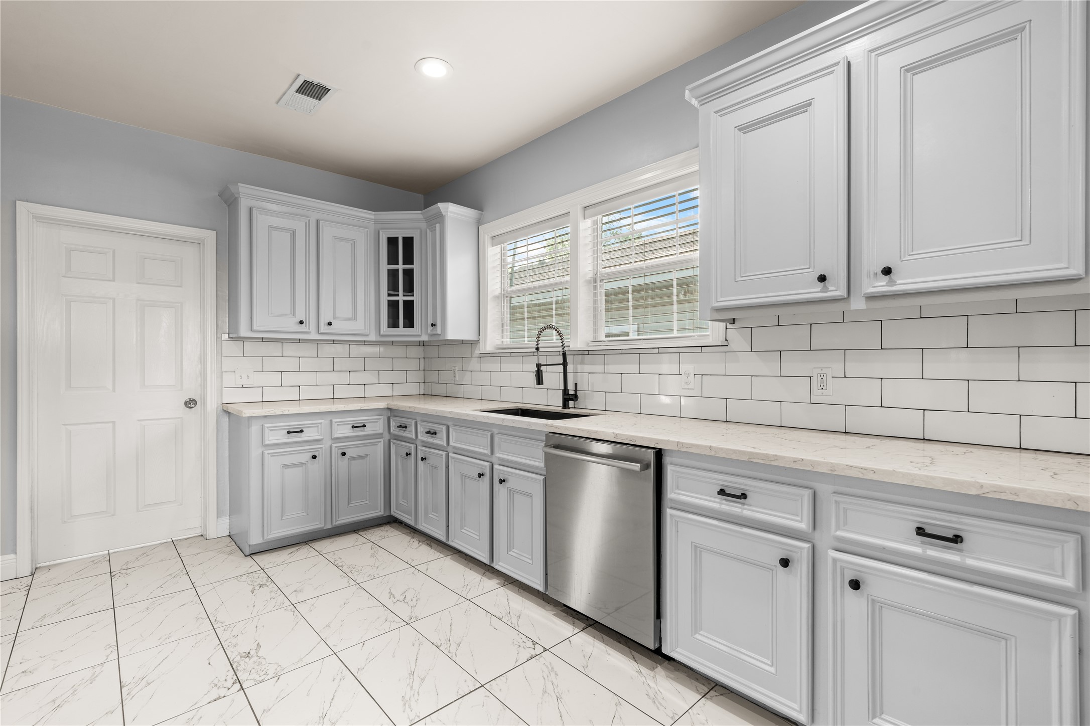 4401 Hain Street Houston, TX 77009 - Photo 10 of 27