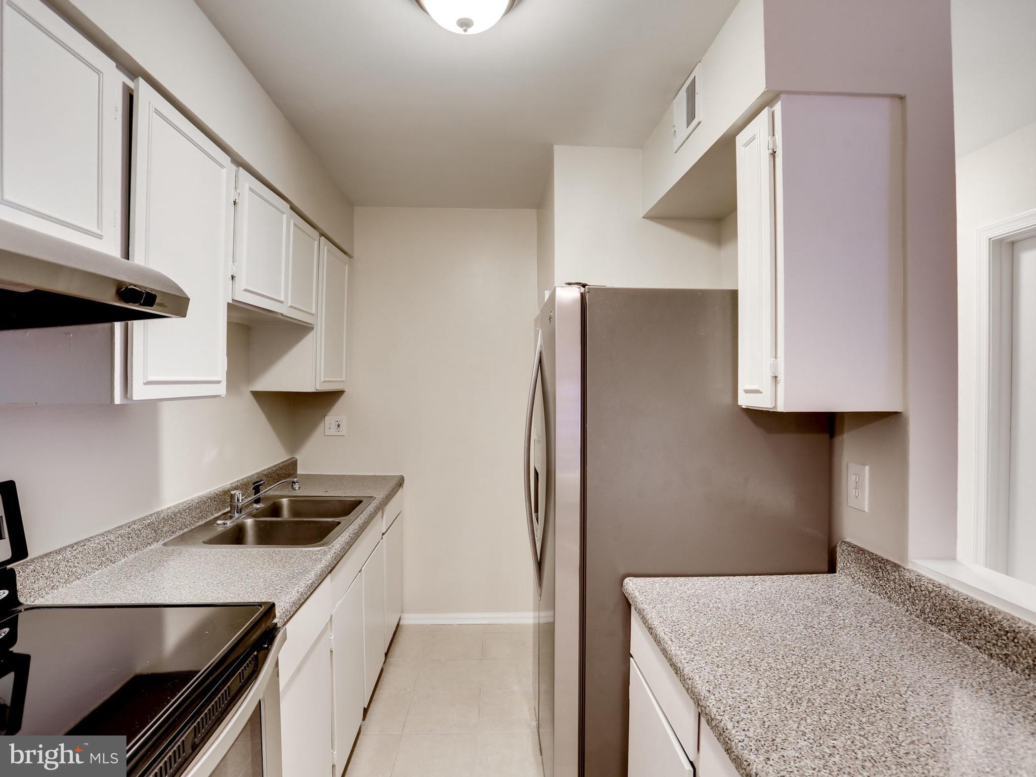 8110 Colony Point Road, Unit 215 Springfield, VA 22152 - Photo 7 of 27 Kitchen