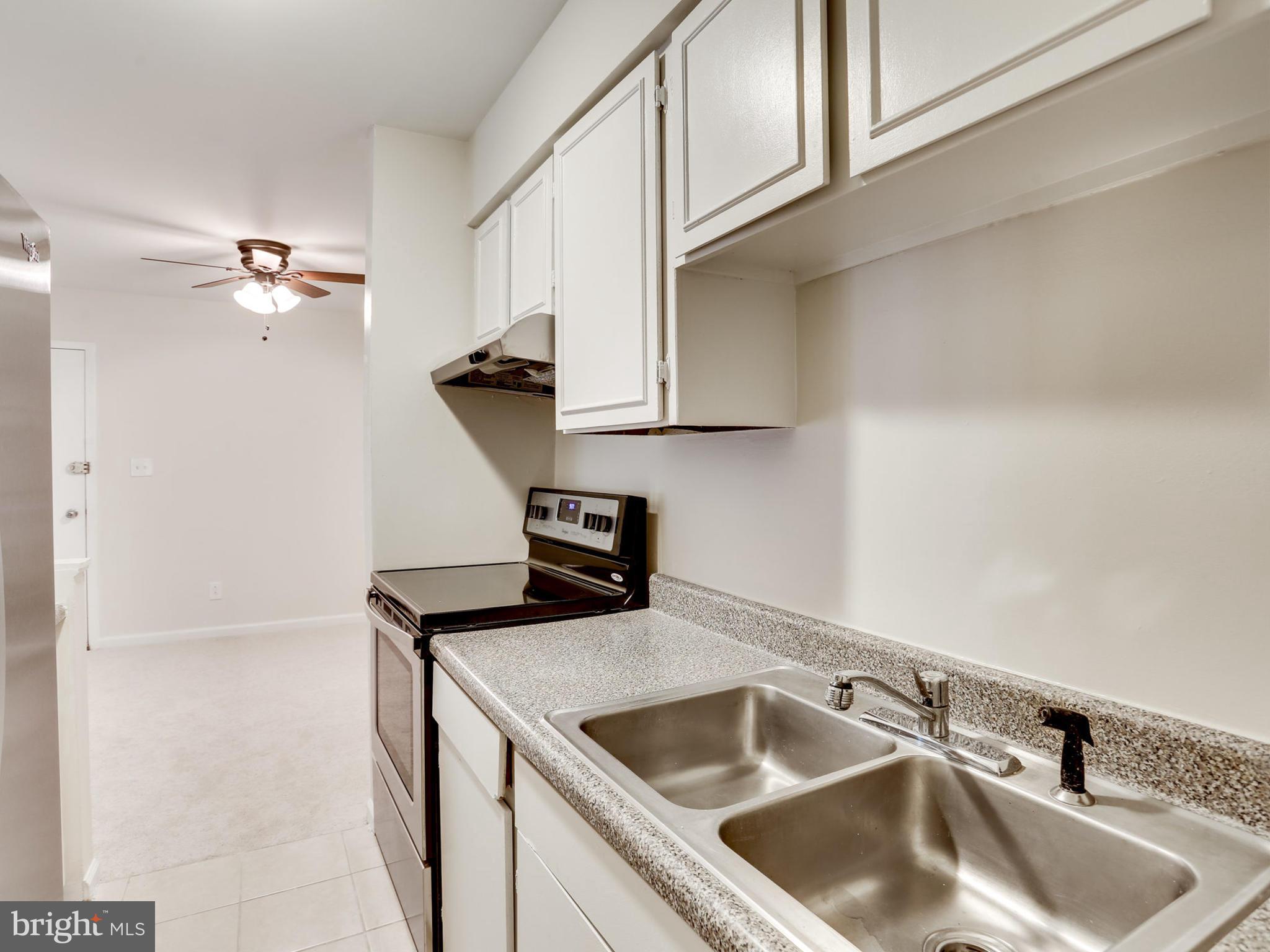 8110 Colony Point Road, Unit 215 Springfield, VA 22152 - Photo 9 of 27 Kitchen
