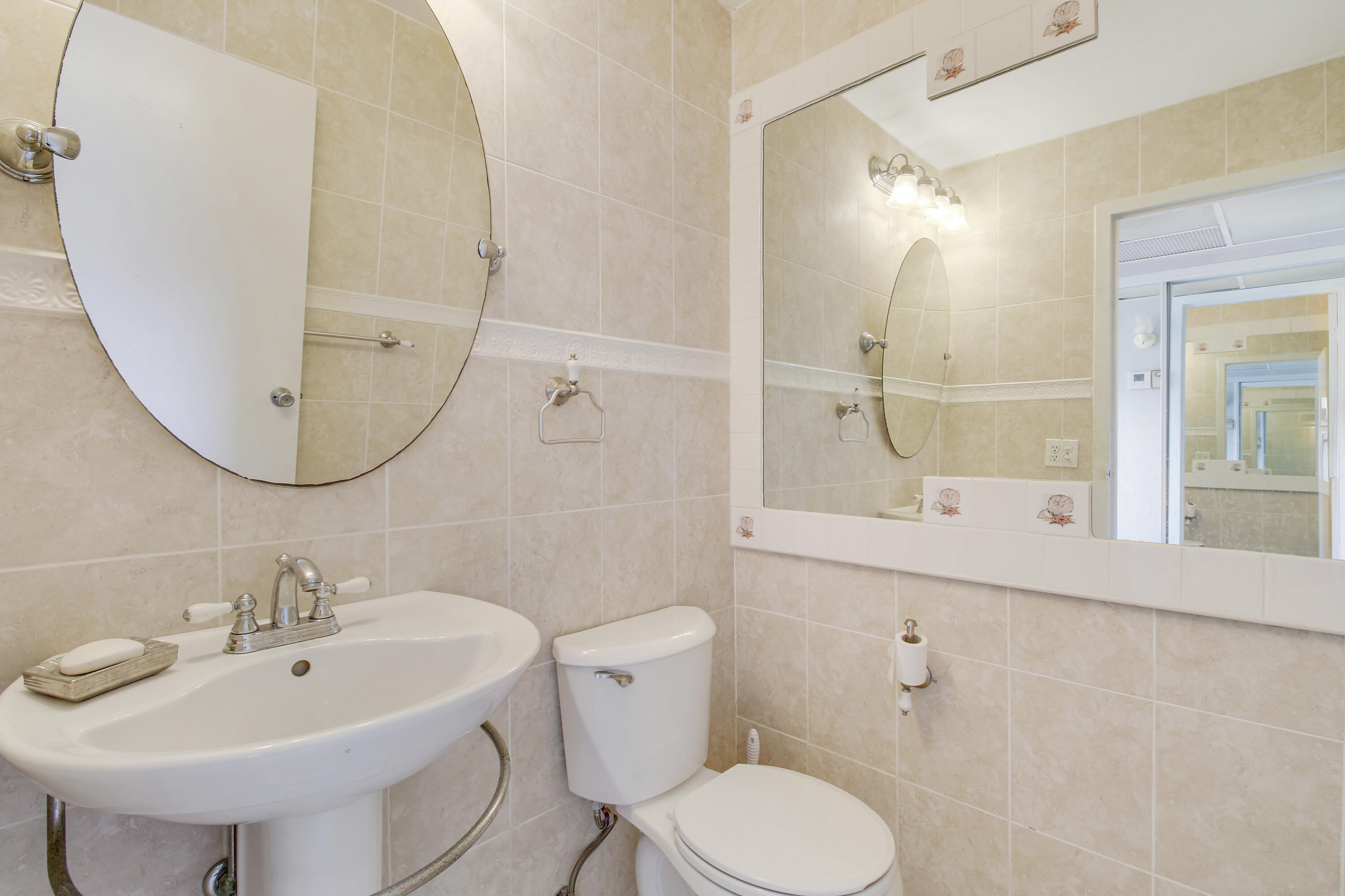 175 Valencia H Delray Beach, FL 33446 - Photo 9 of 19 House-9