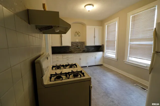 $145,000 | 1530-1532 West Barker Avenue, Peoria, IL 61606