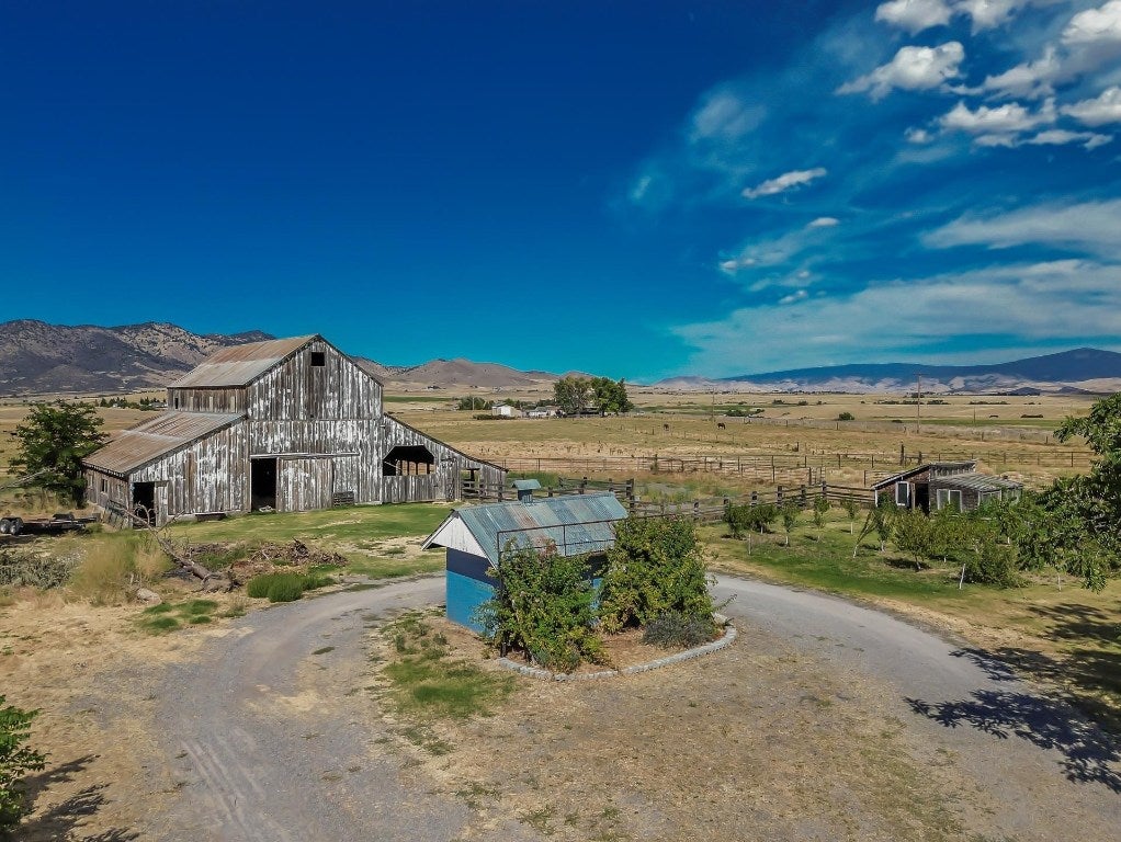 304 Fiock Road Yreka, CA 96097 - Photo 25 of 38 Gallery Image 25