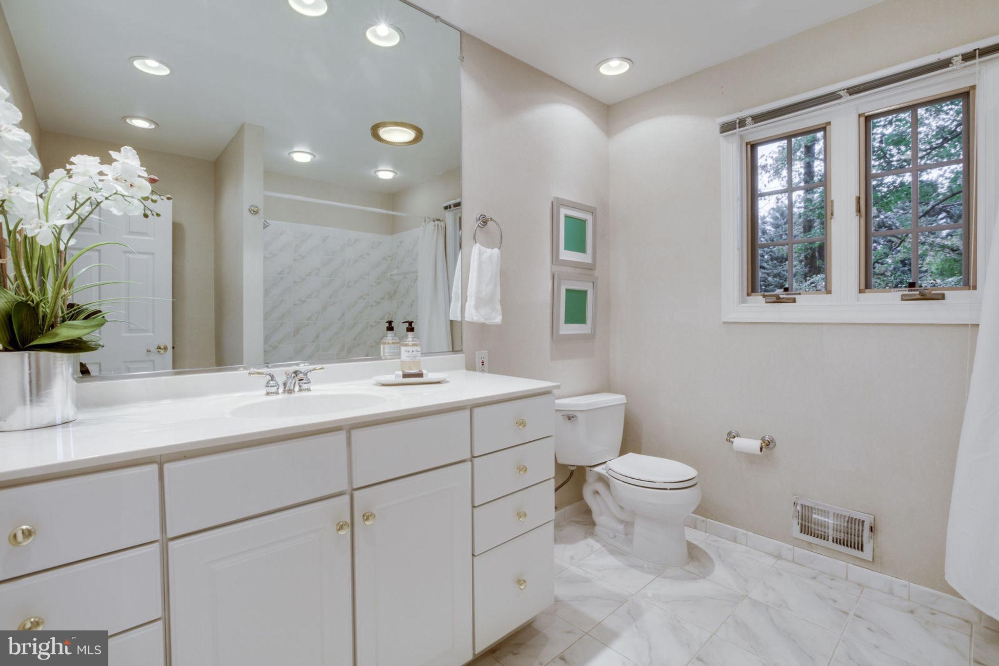 8734 Center Road Springfield, VA 22152 - Photo 37 of 40 Main Level Full bath w/ Ceramic Tile and Spa tub