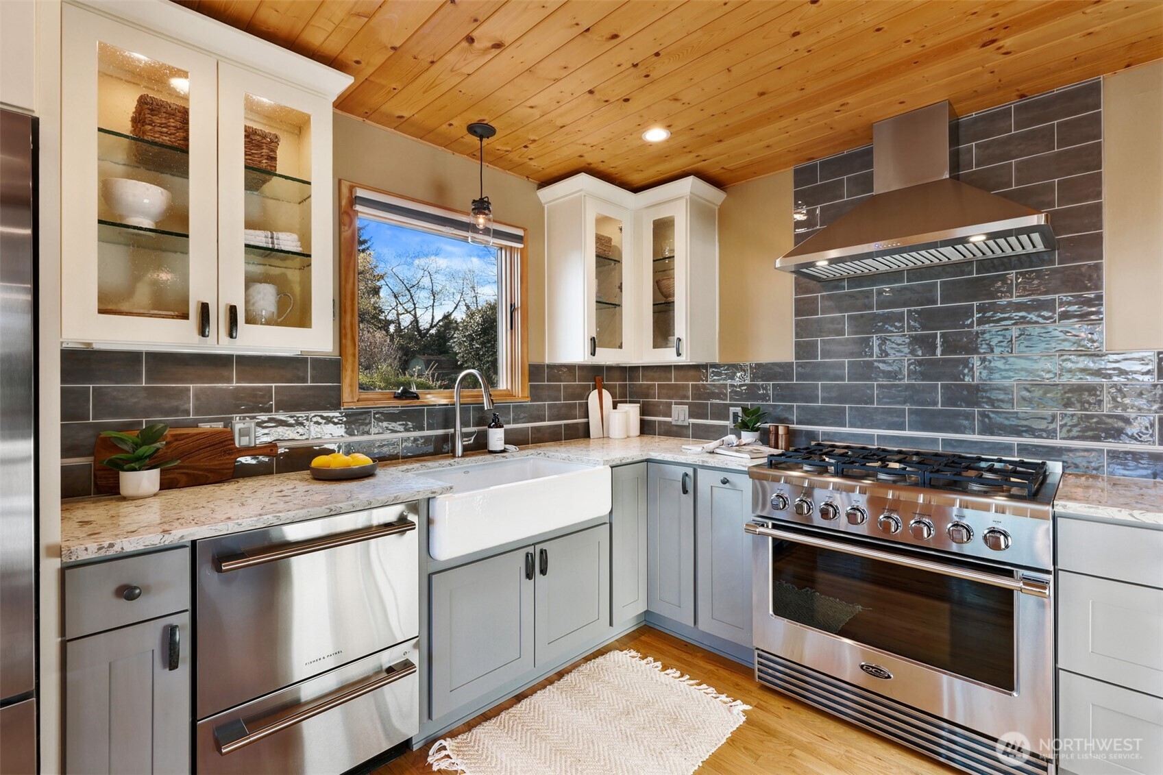 3918 Southwest 107th Street Seattle, WA 98146 - Photo 17 of 40