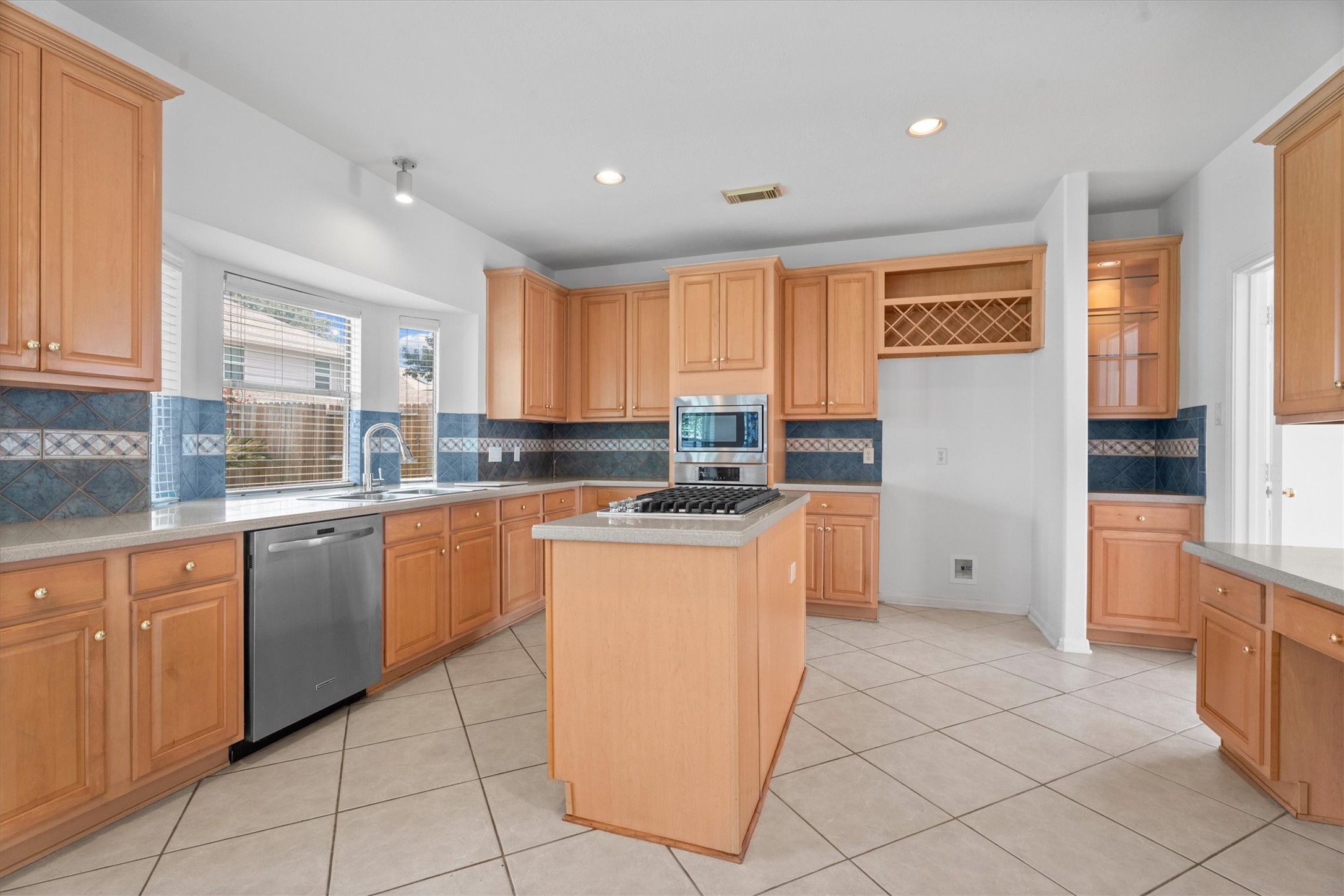 9218 Memorial Pines Way Spring, TX 77379 - Photo 9 of 28 Notice the nook on the right very convenient to put your purse and miscellaneous
