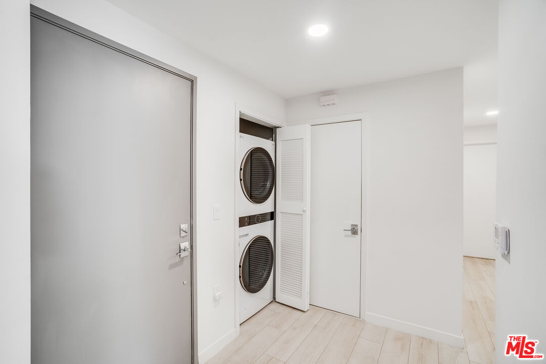 1021 South Shenandoah Street, Unit 101 Los Angeles, CA 90035 - Photo 16 of 18 a utility room with dryer and washer