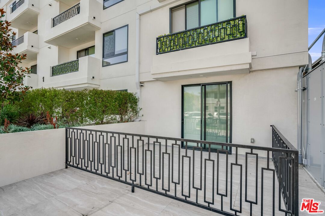 1021 South Shenandoah Street, Unit 101 Los Angeles, CA 90035 - Photo 8 of 18 a view of a balcony