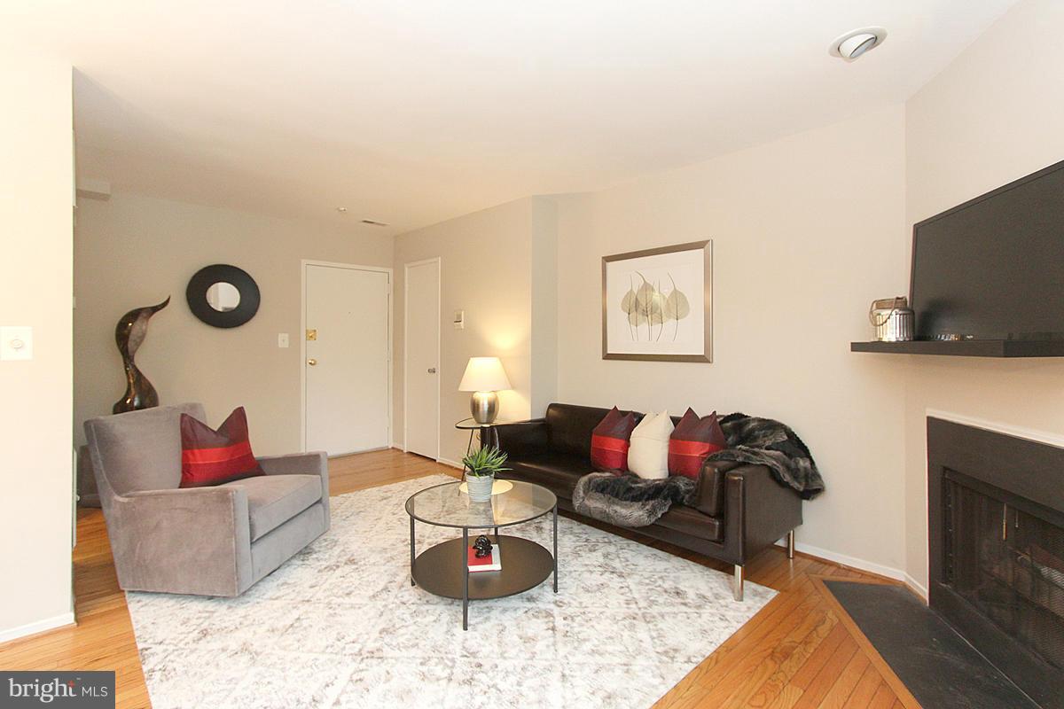 1801 Park Road Northwest, Unit 10 Washington, DC 20010 - Photo 7 of 30 Living Room
