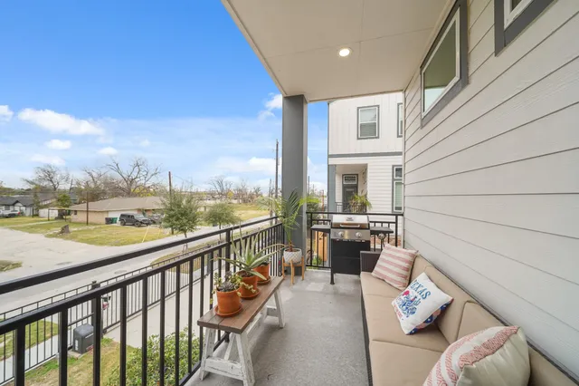 $325,000 | 720 West Donovan Street, Houston, TX 77091