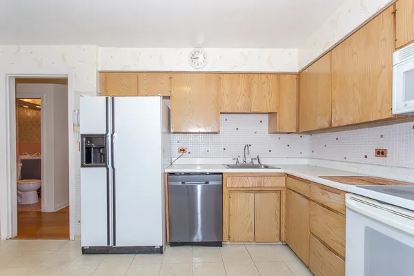 $3,600 | 7407 North California Avenue, Chicago, IL 60645