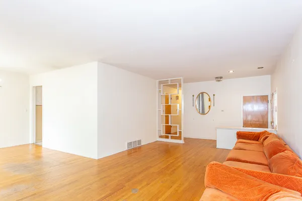 $3,600 | 7407 North California Avenue, Chicago, IL 60645