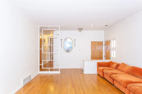 $3,600 | 7407 North California Avenue, Chicago, IL 60645