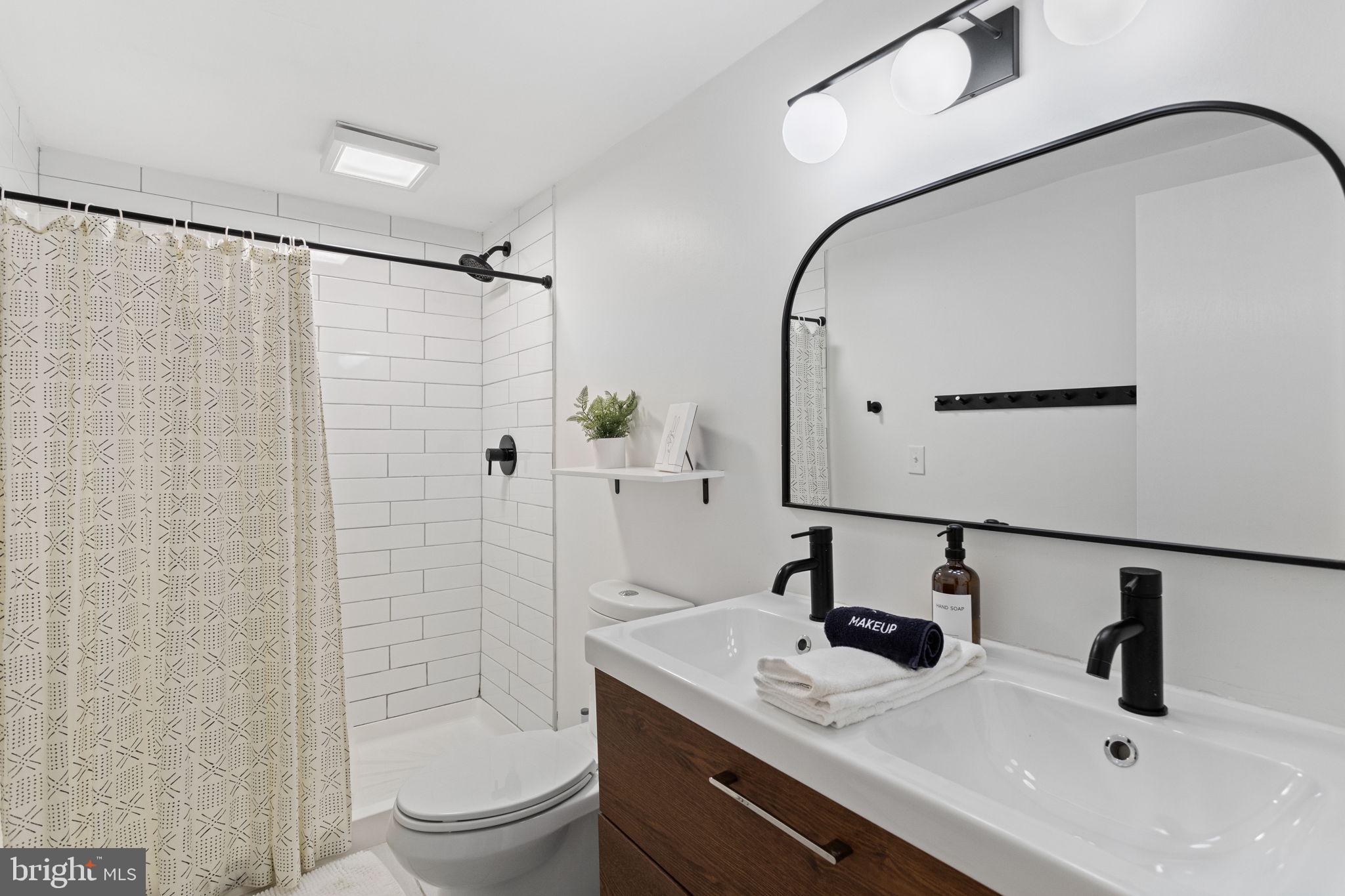 81 Pineknoll Drive Lake Harmony, PA 18624 - Photo 34 of 61 2nd Full Bathroom (Floor 1)