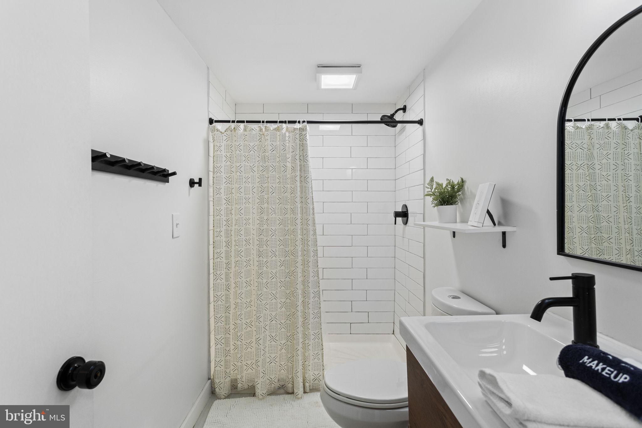 81 Pineknoll Drive Lake Harmony, PA 18624 - Photo 35 of 61 2nd Full Bathroom (Floor 1)