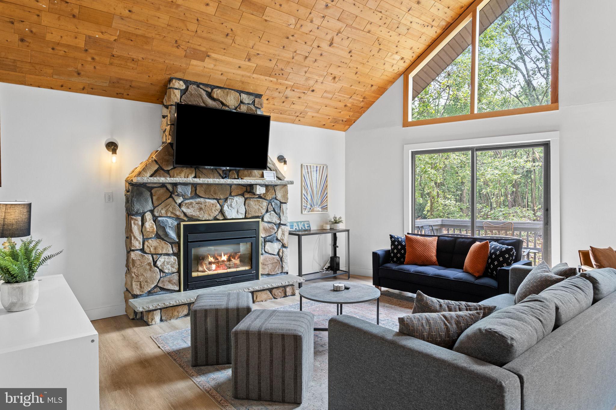 81 Pineknoll Drive Lake Harmony, PA 18624 - Photo 8 of 61 Living Area