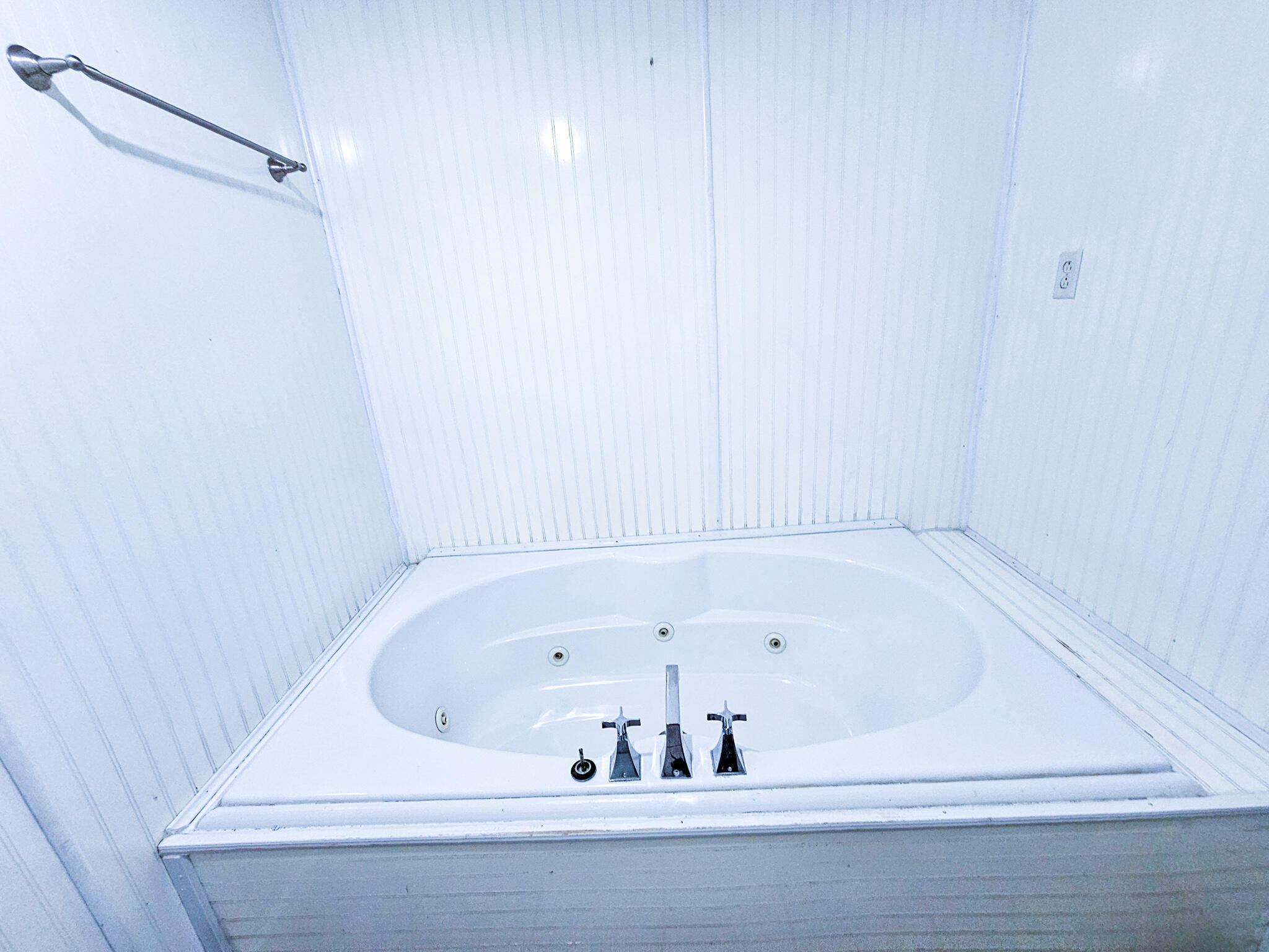 213 Otis Road Walterboro, SC 29488 - Photo 14 of 23 Otis Jacuzzi Tub