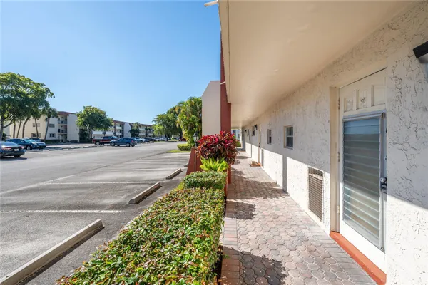 $1,800 | 9523 South Hollybrook Lake Drive, Unit 107, Pembroke Pines, FL 33025