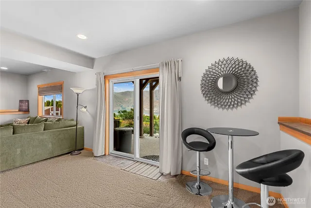 a view of livingroom with furniture