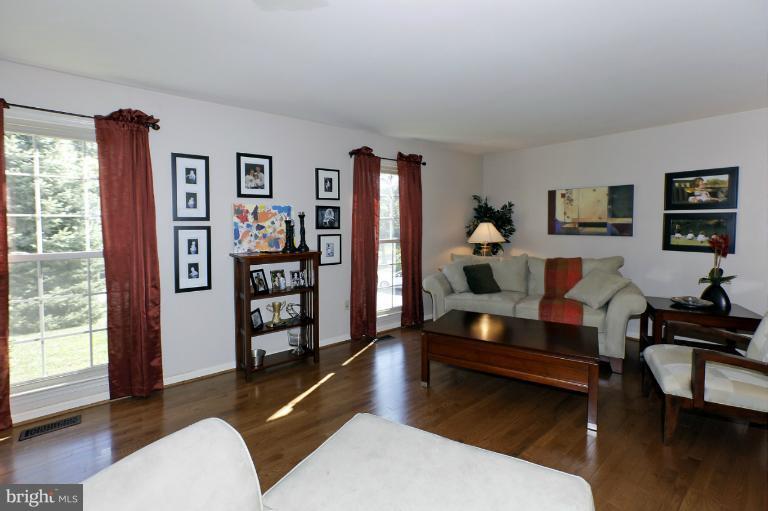 7913 Viola Street Springfield, VA 22152 - Photo 22 of 27 Living Room
