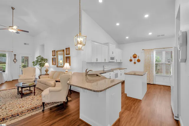 $325,000 | 940 Ravenfield Drive, Duncan, SC 29334