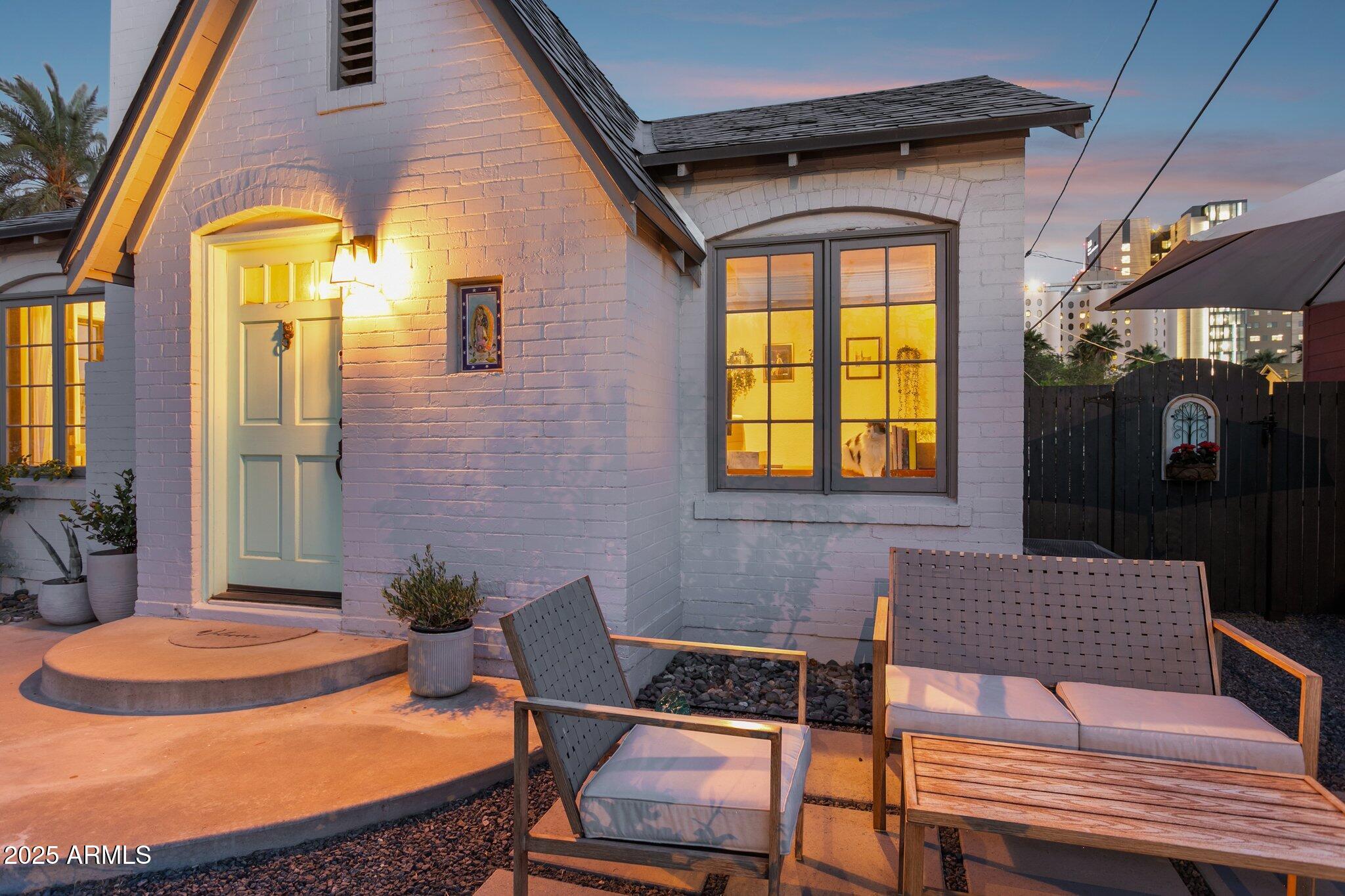 1111 East Coronado Road Phoenix, AZ 85006 - Photo 29 of 77 a backyard of a house with seating space