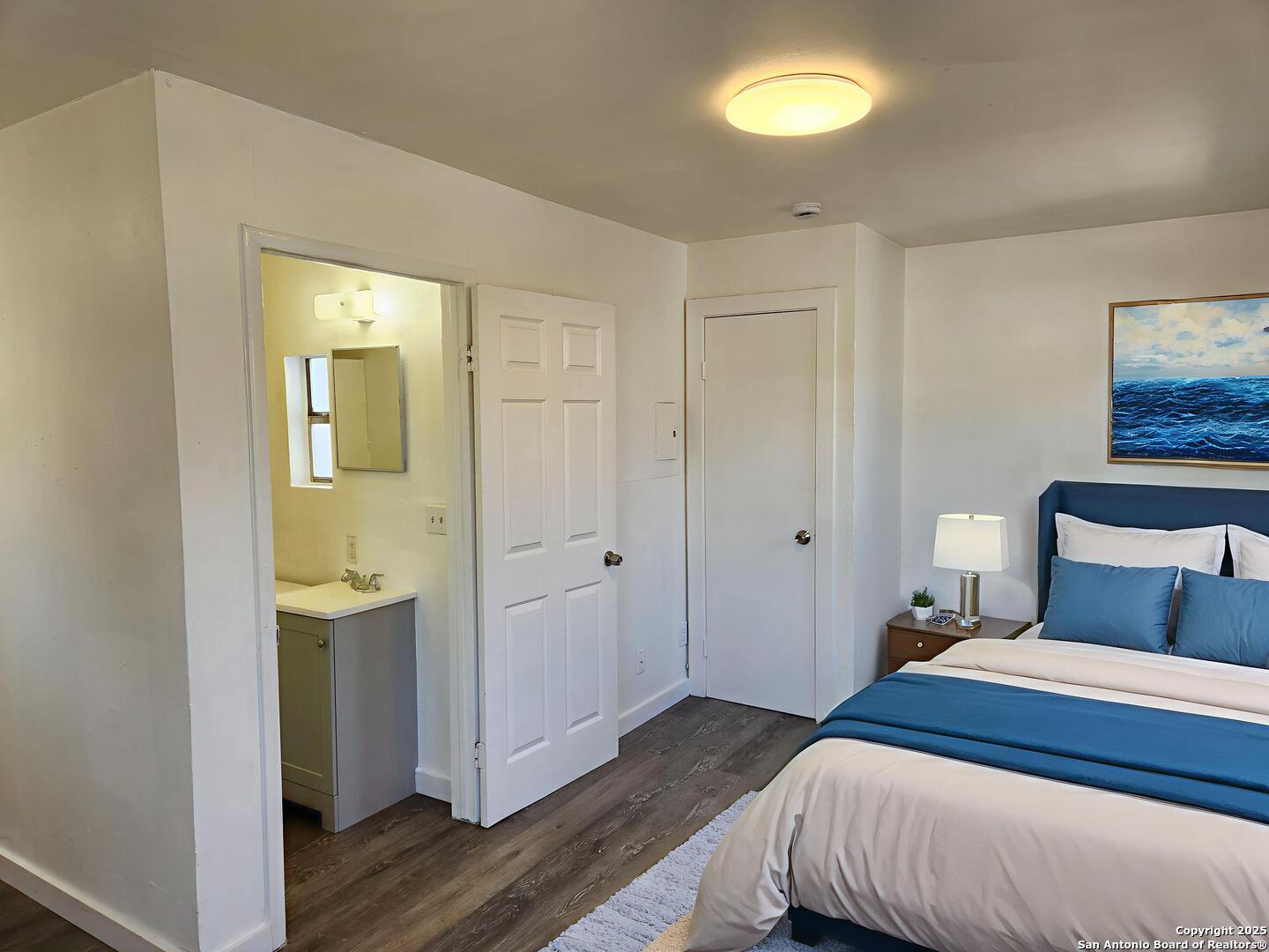 519 Topeka Boulevard, Unit 3 San Antonio, TX 78210 - Photo 4 of 7 a bedroom with a bed and a lamp