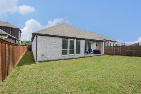 a view of a house with backyard and garden