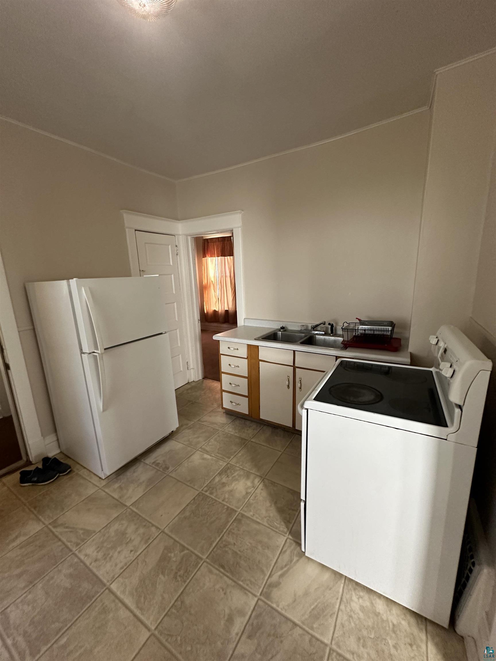 2119 West 3rd Street Duluth, MN 55806 - Photo 11 of 32 Clothes washing area featuring light tile flooring