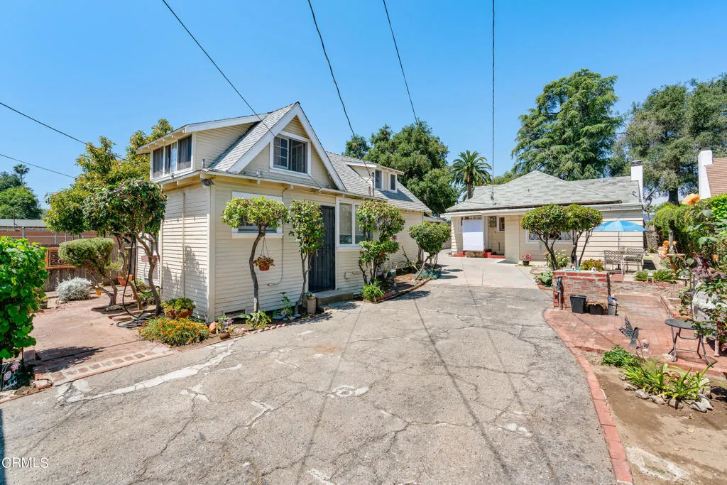2122 Navarro Avenue Altadena, CA 91001 - Photo 23 of 40 a view of a house with yard and sitting area