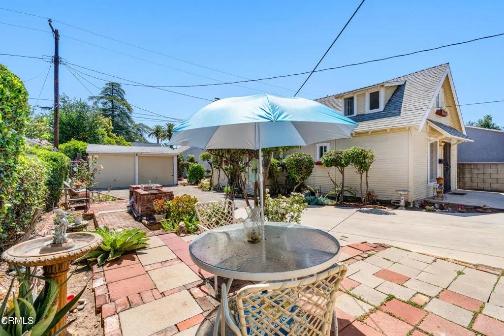 2122 Navarro Avenue Altadena, CA 91001 - Photo 29 of 40 a house view with a garden space