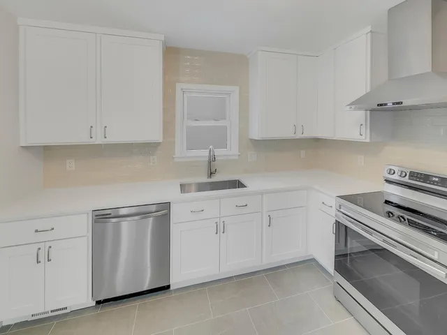 $345,000 | 1147 Hoyt Avenue West, St. Paul, MN 55108