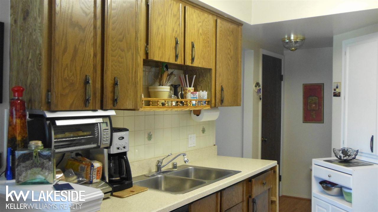 51170 South Foster Road New Baltimore, MI 48047 - Photo 11 of 35 Oak cabinets