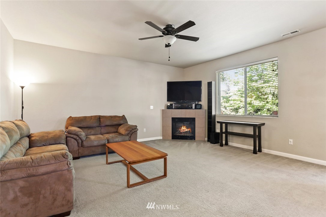 517 Field Place Northeast Renton, WA 98059 - Photo 4 of 27 Gallery Image 4