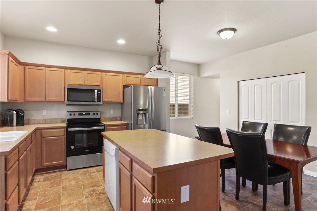 517 Field Place Northeast Renton, WA 98059 - Photo 8 of 27 Gallery Image 8