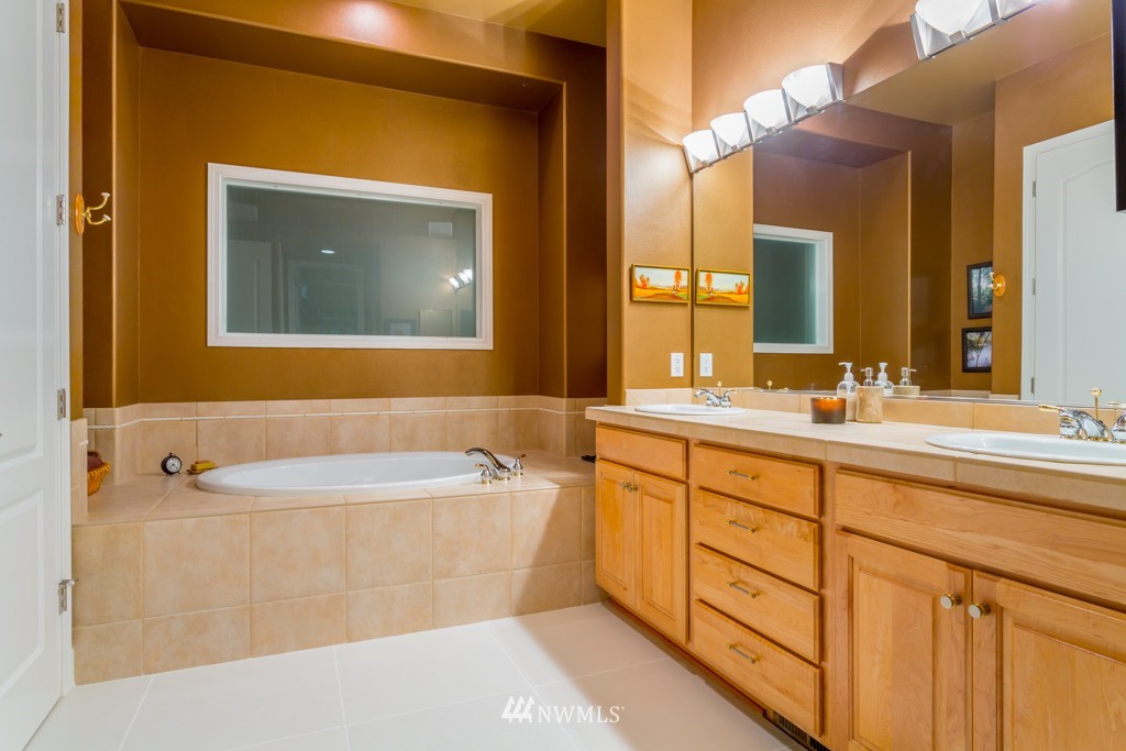 23766 Northeast Greens Crossing Road Redmond, WA 98053 - Photo 14 of 25 Gallery Image 14